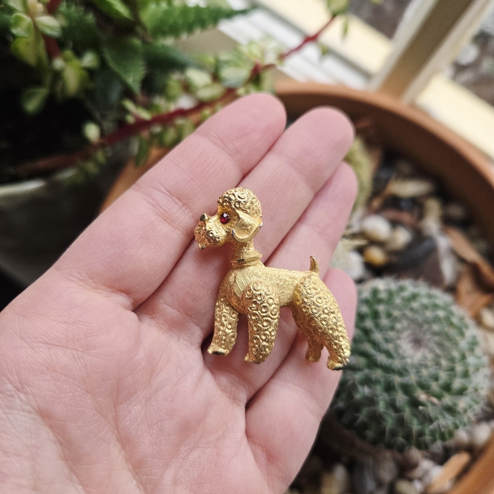 Vintage Gold & Red Gemstone Poodle Dog Lapel Brooch Pin - Picture 2 of 8